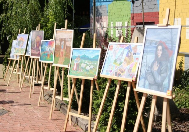 На аукционе картин в Днепре собрали 230 тысяч гривен для раненых детей - фото: dniprorada.gov.ua