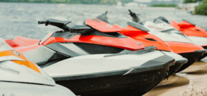 В Киеве усиливают контроль за комендантским часом и запрещают любое передвижение на лодках