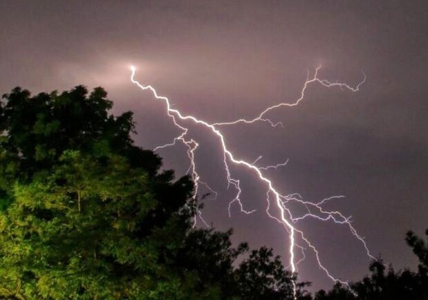 Грози та град: на Дніпропетровщині оголосили штормове попередження 