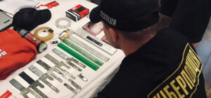 Іноземець через спецобладнання зчитував інформацію з карток у банкоматах Львівщини