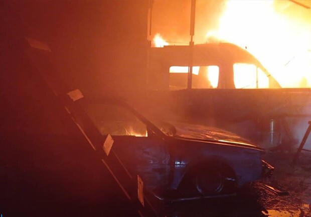 Масштабный пожар в Днепропетровской области: сгорели гаражи и пять авто 