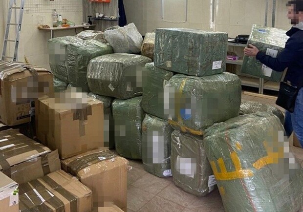 СБУ викрила шахраїв з Дніпропетровщини, які продавали "гуманітарку" за кордоном 