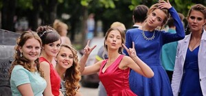 Попри війну, військова адміністрація Львівщини рекомендує провести випускні для школярів