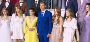 Сын Лукашенко с одноклассницей оделись на выпускной в цвета флага Украины