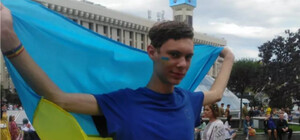 В Киеве мужчины в полицейской форме избили парня с символикой ЛГБТ+