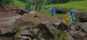 На Тернопільщині сильна злива змила у річку автомобіль, загинули чоловік і двоє дітей