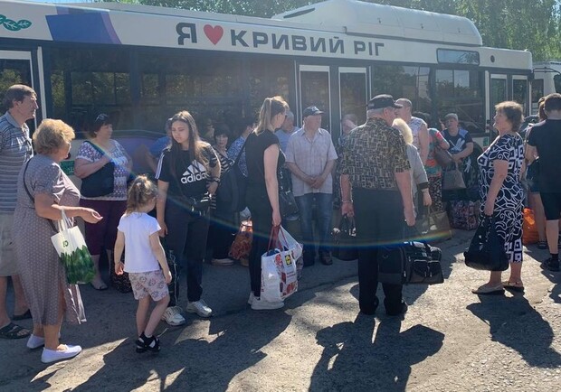 На Дніпропетровщині евакуюють людей з обстрілюваних територій - 