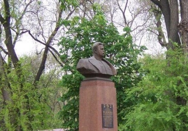 В Днепре демонтируют еще один советский памятник - фото: ru.igotoworld.com