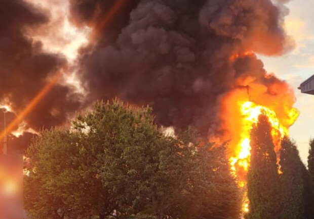 Пожежу на нафтобазі у Новомосковському районі гасять другу добу - 