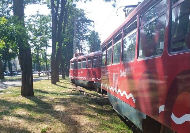 У Дніпрі біля парку Глоби трамвай зійшов із рейок - 