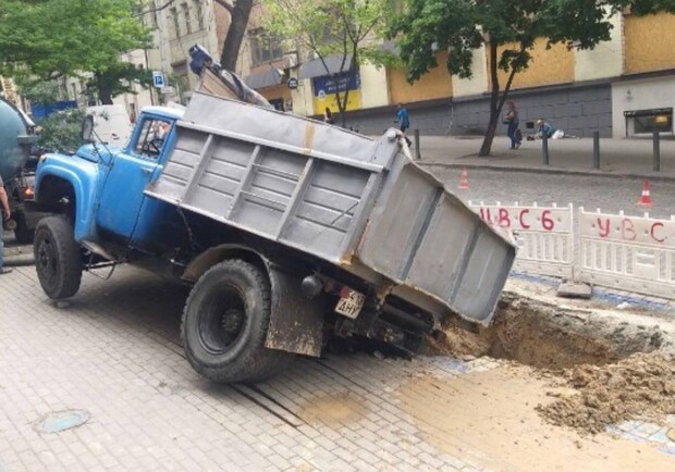 В центре Днепра грузовик провалился под асфальт - 