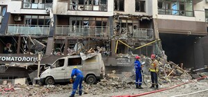 Под завалами 9-этажки в Киеве, в которую попала российская ракета, находятся люди: детали