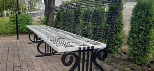 В Киеве установили уцелевшую под ракетными ударами в Харькове лавочку 