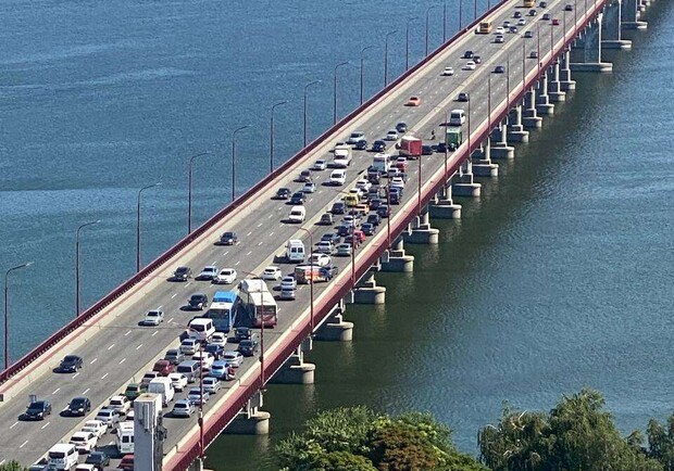 В Днепре на Новом мосту маршрутка попала в ДТП: возникла большая пробка - 