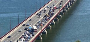 В Днепре на Новом мосту маршрутка попала в ДТП: возникла большая пробка