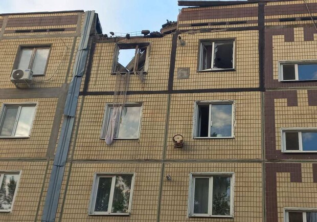 Оккупанты обстреляли жилой квартал в Никополе: люди под завалами 