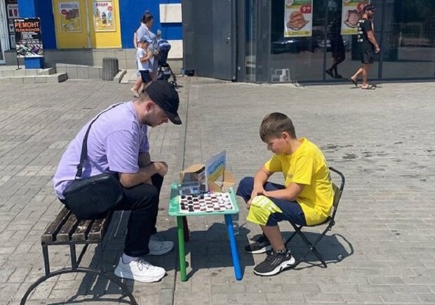 На Днепропетровщине дети играют в шашки с прохожими, чтобы собрать деньги на ВСУ - 