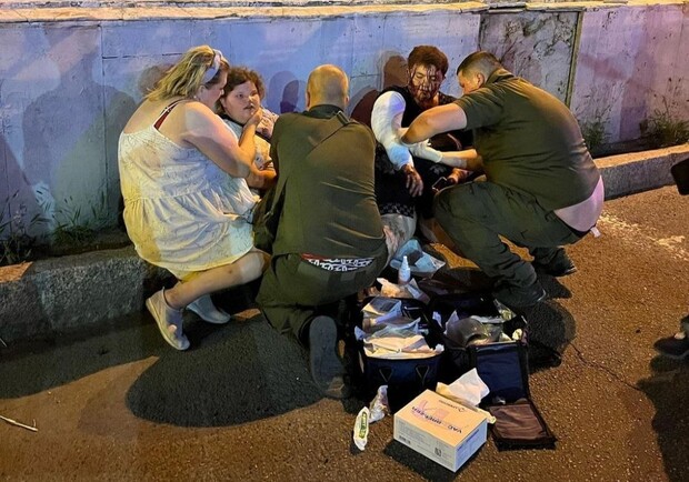 Ракетний удар по Дніпру: військові медики розповіли, як рятували поранених маму й дочку 