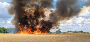 Сгорело 50 гектаров полей: оккупанты обстреляли Днепропетровщину