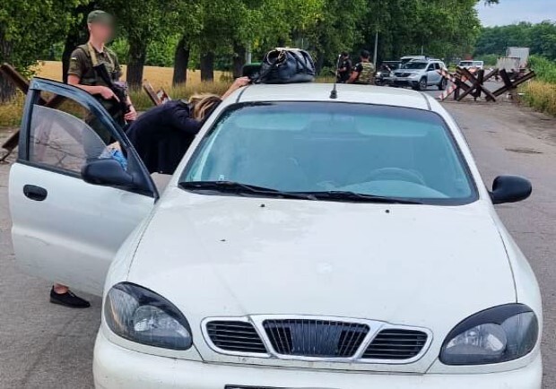 На блокопості при в’їзді до Дніпра затримали водія, який був в розшуку 