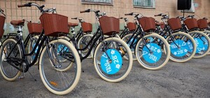 Харьковских дворников усадили на велосипеды