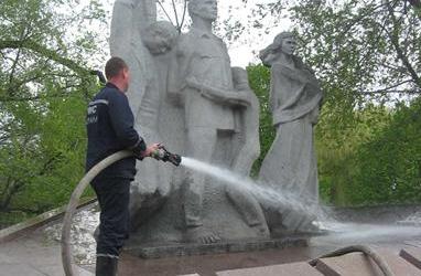 Для мойки памятником очень удобно использовать пожарные машины. Фото Миры Давидович