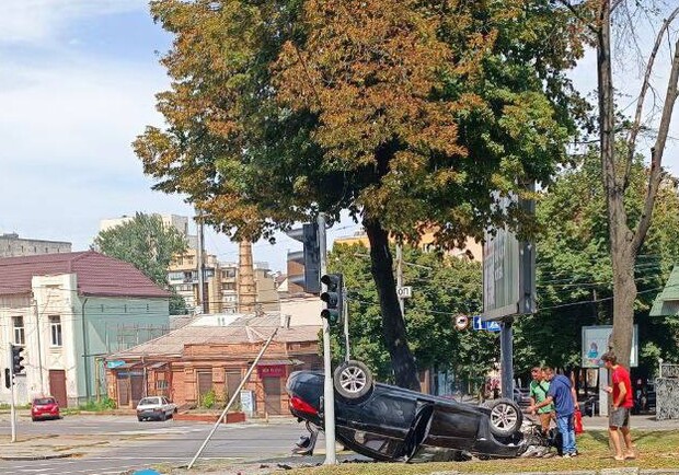 ДТП в центре Днепра: авто слетело с дороги и перевернулось 