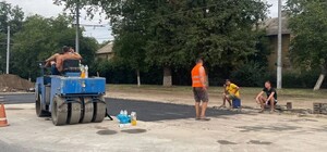 Не минуло й року: на Люстдорфській дорозі заривають ями, які розрили ще у вересні