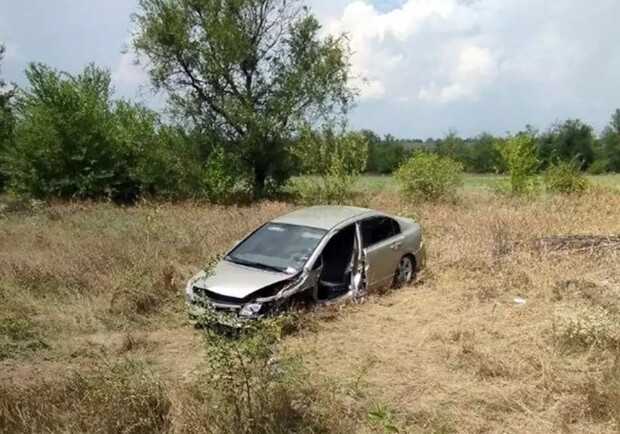 На трассе Днепр – Николаев легковушка взлетела в кювет - 