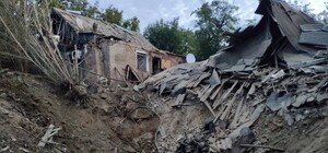 Горят жилые дома: оккупанты обстреляли три района Днепропетровщины