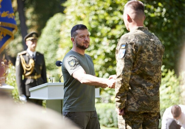 Володимир Зеленський нагородив почесною відзнакою дніпровських зенітників 