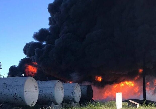 Взрывы в Кривом Роге: возник сильный пожар на нефтебазе - 