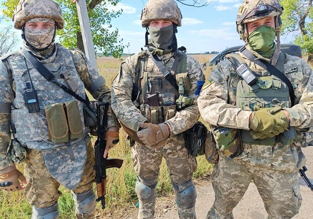 Вели 15 километров в жару: днепровские бойцы спасли из-под обстрелов лошадей - 