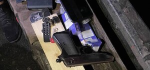 У центрі Львова двоє розбійників відібрали у хлопця телефон, погрожуючи пістолетом і гранатою