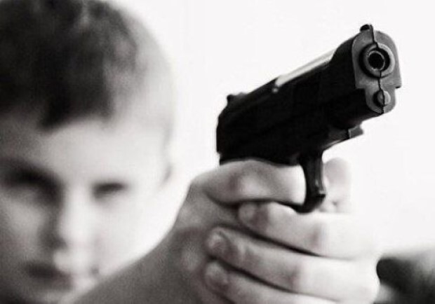 В Днепропетровской области 4-летний мальчик выстрелил в своего младшего брата 