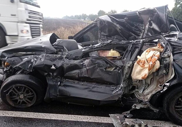 На Дніпропетровщині авто врізалося в автовишку: водій загинув - 