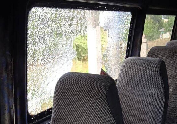 Постраждав пасажир: у Дніпрі чоловік пляшкою розбили вікно у маршрутці - 