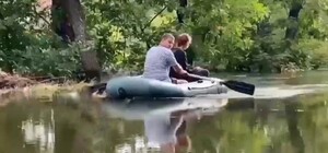 Внаслідок ракетного удару в Кривому Розі люди плавають по вулицях на човнах