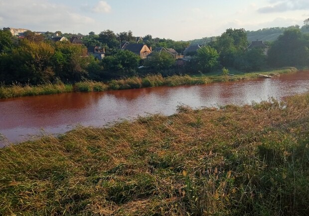 У Кривому Розі після ракетних ударів почервоніла річка: чи безпечна вода - 