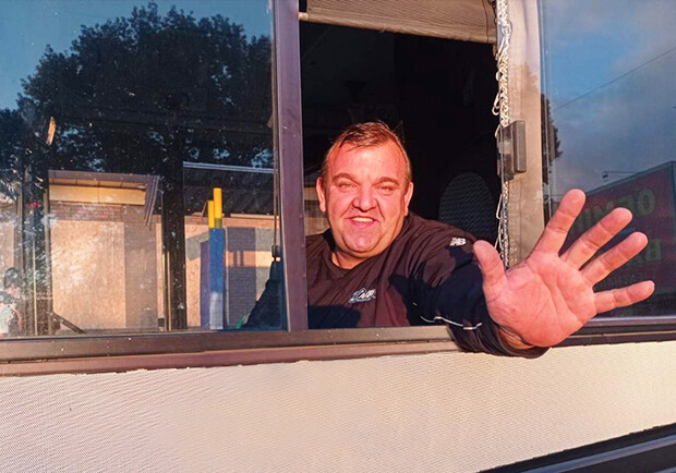 Водитель автобуса из Никопольского района рассказал, как работает под обстрелами - фото: adm.dp.gov.ua