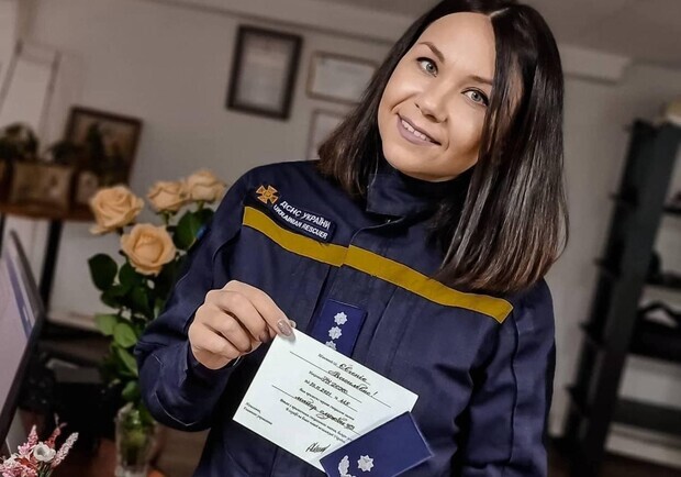 Орденом наградили спасательницу из Днепра, которая серьезно пострадала в результате ракетного удара 