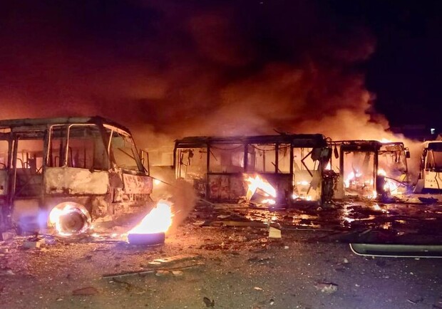 Згоріло більше 50 автобусів: окупанти вдарили ракетами по Дніпру - 