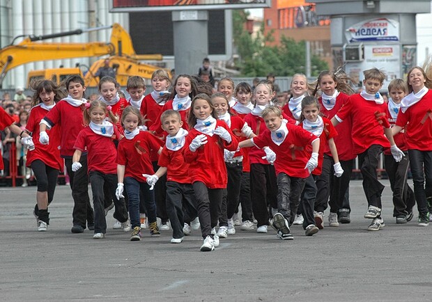 Дети как всегда первыми начинают танец. Фото с сайта blogr.dp.ua