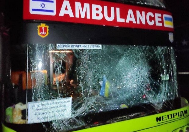 Ракетний удар по Дніпру пошкодив евакуаційний автобус-госпіталь: постраждали водії 