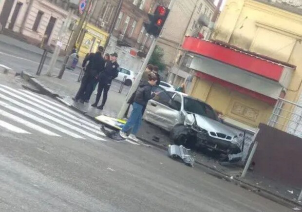 В центре Днепра автомобиль вылетел на тротуар - фото: opentv.media