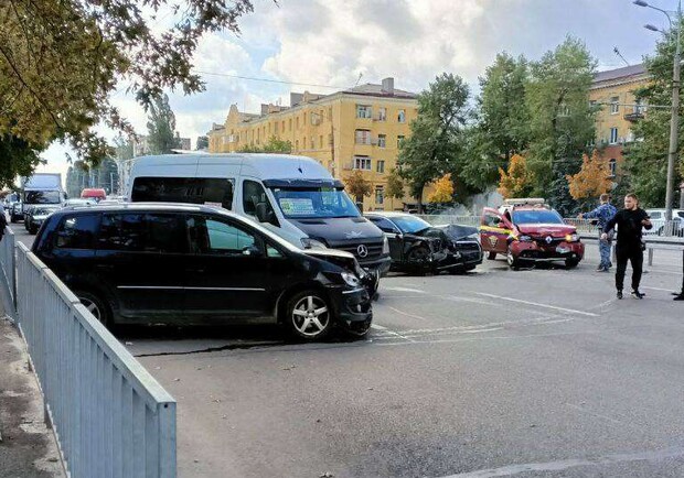 У Дніпрі на Слобожанському сталася потрійна ДТП: є постраждалі 