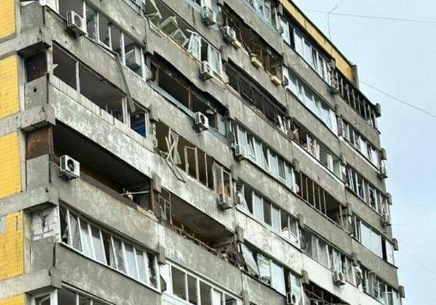 Скло та вибиті вікна: дніпряни показали, як виглядають їхні квартири після вибухів 