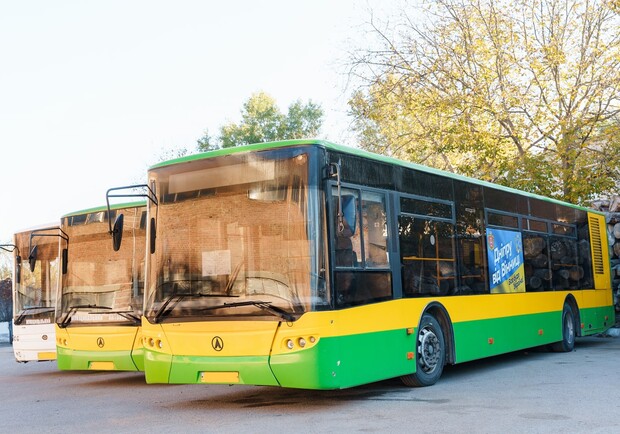 Ще одне місто передало Дніпру пасажирські автобуси 