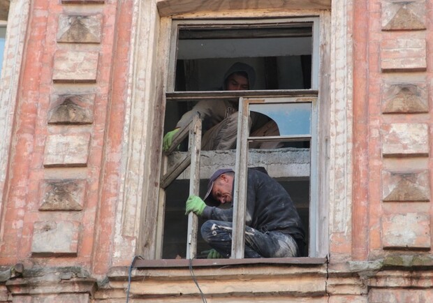 Новые крыши и окна: как в Днепре восстанавливают дома, поврежденные в результате ракетных ударов 