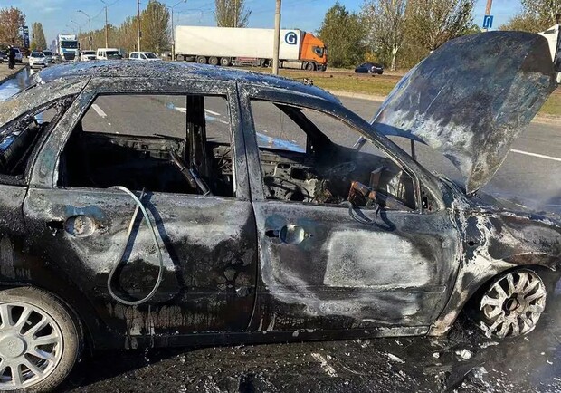 В Днепре на Донецком шоссе сгорел легковушку - 